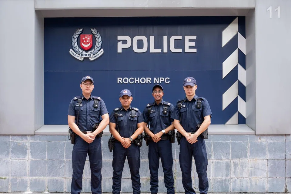 Empat pegawai polis dari Pusat Polis Kejiranan (NPC) Rochor, (dari kiri) Sarjan Tong Siang Chong, Inspektor Balai (SI) Muhammad Aniq Rusli, Sarjan Mohamed Fayyaz Habibrahiman, dan Konstabel Khas (SC) Armand Wagner, berjaya memadamkan api di sebuah unit kediaman dan menyelamatkan seorang warga tua.