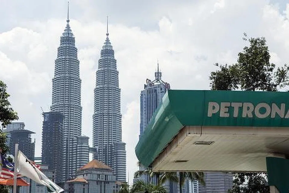Menara Kembar Petronas di Kuala Lumpur. Kejatuhan harga minyak memaksa Perdana Menteri Datuk Seri Najib Razak menyemak semula bajet fiskal dan pertumbuhan ekonomi Malaysia. Gambar fail BLOOMBERG