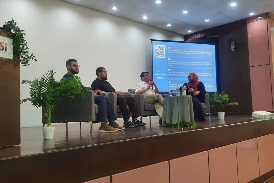 PELABURAN HALAL: (Dari kiri)  Pengarah Bersekutu dan Ketua Khidmat Syariah CGS-CIMB, Syed Muhammad Alsagoff; Pengerusi Kumpulan Ethis Group, Encik Umar Munshi; Pengarah Pengurusan Harta (Ekonomi dan Strategi Pasaran) Financial Alliance dan Ketua Penasihat Kekayaan Islam Financial Alliance (FaiWA), Encik Sani Hamid dan moderator, Sekutu IAM Advisory, Cik Hajar Baobed berkongsi pengalaman mereka bersama peserta. 