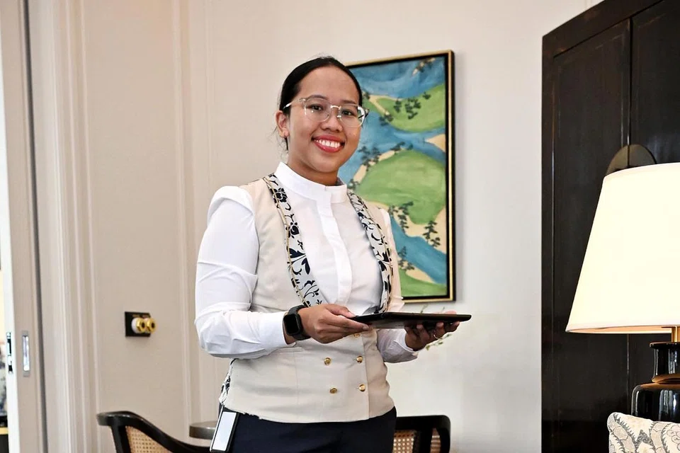 Walaupun pelayan tamu kanan di Hotel Raffles, Cik Rashareena Ramli, perlu melalui perjalanan yang sukar pada awalnya, namun, beliau membuktikan bahawa kejayaan boleh datang dalam pelbagai bentuk.