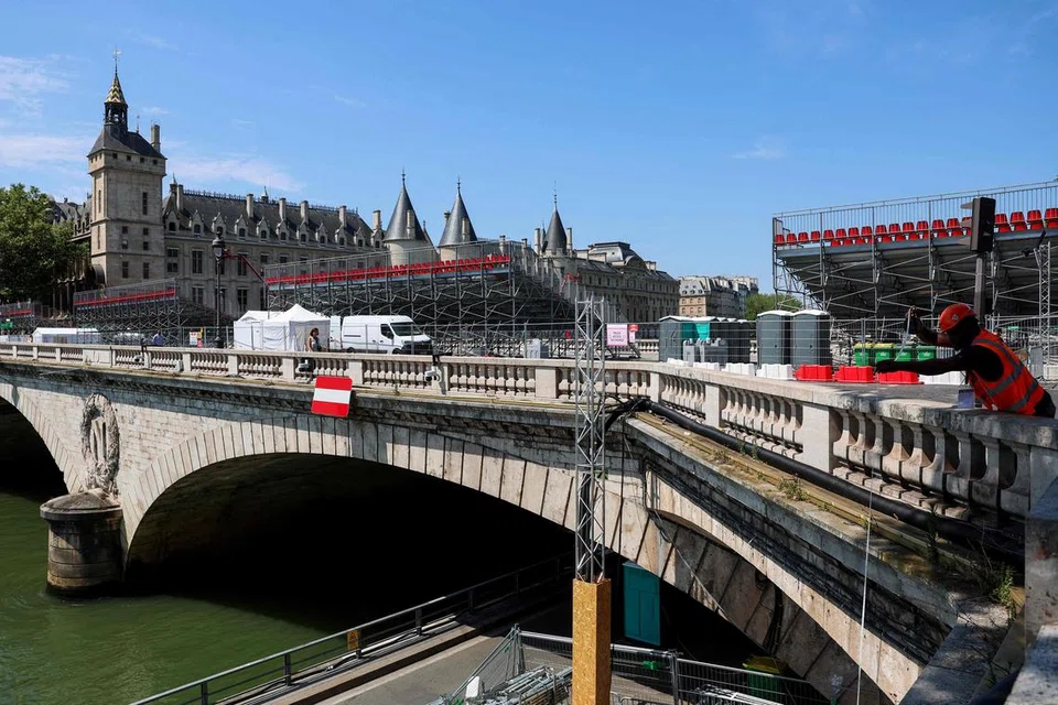 Astaka untuk penonton didirikan di jambatan yang melintasi Sungai Seine menjelang upacara pembukaan  Sukan Olimpik Paris 2024. 