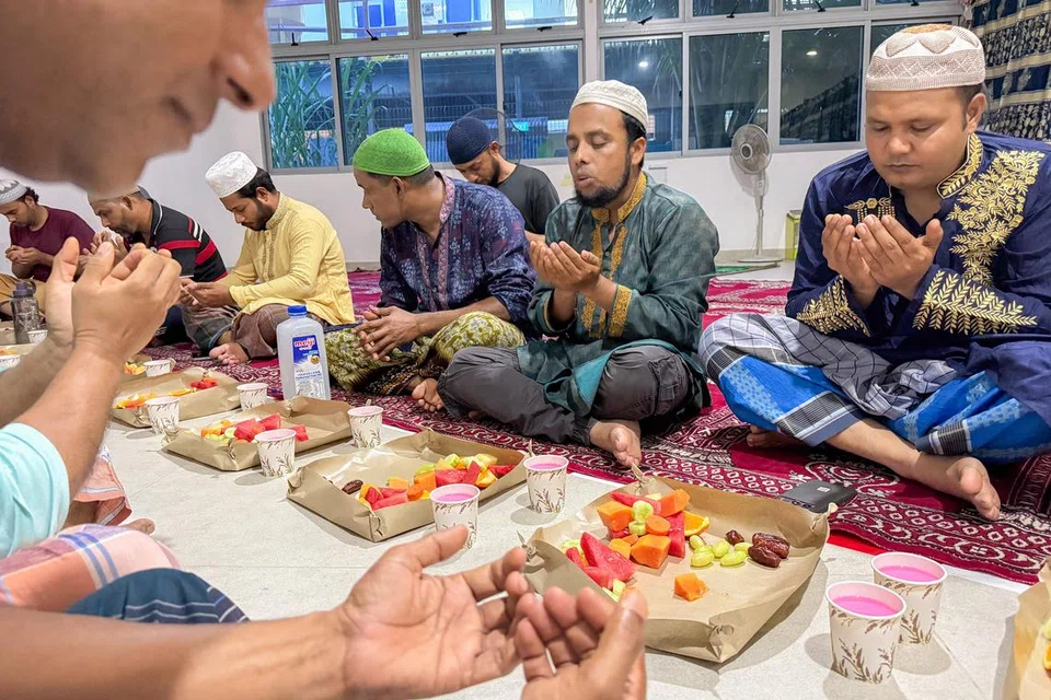 Pekerja migran Bangladesh di dormitori Tiong Woon Corporation di Pandan Crescent membaca doa sebelum berbuka puasa.