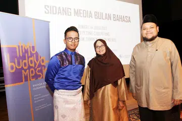 BERBESAR HATI DILANTIK SEBAGAI DUTA BAHASA: (Dari kiri) Encik Dzar Ismail, Cik Jumaini Ariff dan Ustaz Muhammad Zahid Muhammad Zin berbesar hati dilantik sebagai duta bagi Bulan Bahasa 2017. - Foto SHAHRIYA YAHAYA