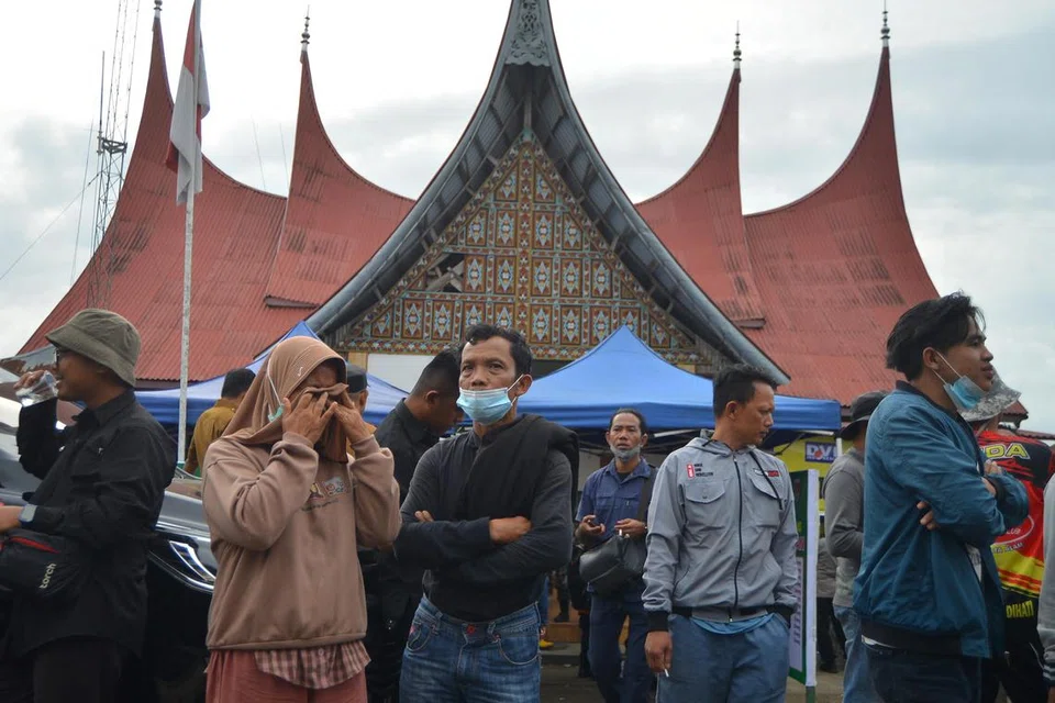 MENANTI KHABAR: Anggota keluarga mangsa letusan Gunung Marapi menunggu khabar berita tentang pendaki di Nagari Batu Palano, Agam, wilayah Sumatera Barat, Indonesia pada 4 Disember. 