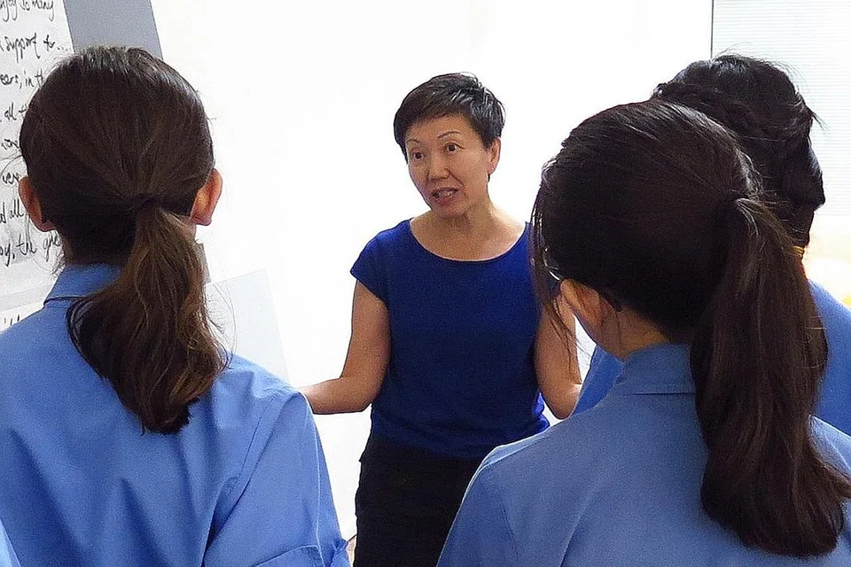 MENERUSKAN INTERAKSI DAN USAHA MEMPERKASA KAUM HAWA: Pengasas pesta seni daripada wanita buat wanita, Festival of Women: N.O.W.2020, Cik Noorlinah Mohamed (menghadap kamera) tidak putus usaha menyajikan pelbagai program membina keyakinan diri wanita secara digital meskipun berdepan dengan cabaran pandemik Covid-19. - Foto ihsan NOORLINAH MOHAMED