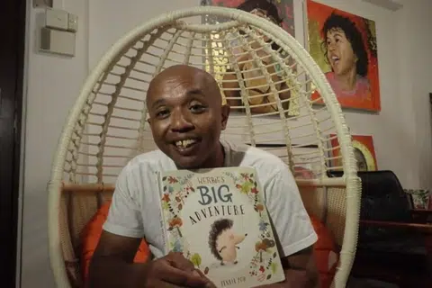 bapa, baca buku cerita, saluran YouTube, anak, kasih sayang