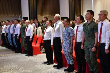 HARI SAF: Menteri Pertahanan, Dr Ng Eng Hen (lima dari kanan) merasmikan Upacara Gabungan Dedikasi semula Hari SAF di Zon Selatan/CBD, dihadiri Anggota Perkhidmatan Negara (NSmen) Sedia Beroperasi, majikan dan komander kanan SAF Jumaat pagi
