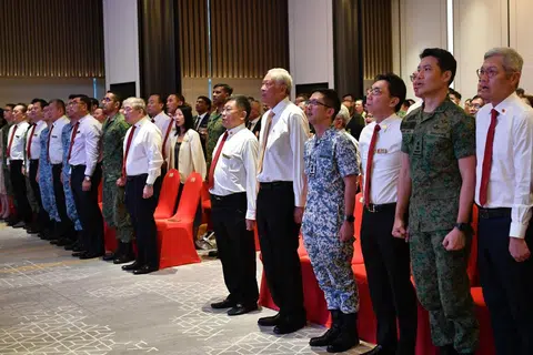 HARI SAF: Menteri Pertahanan, Dr Ng Eng Hen (lima dari kanan) merasmikan Upacara Gabungan Dedikasi semula Hari SAF di Zon Selatan/CBD, dihadiri Anggota Perkhidmatan Negara (NSmen) Sedia Beroperasi, majikan dan komander kanan SAF Jumaat pagi