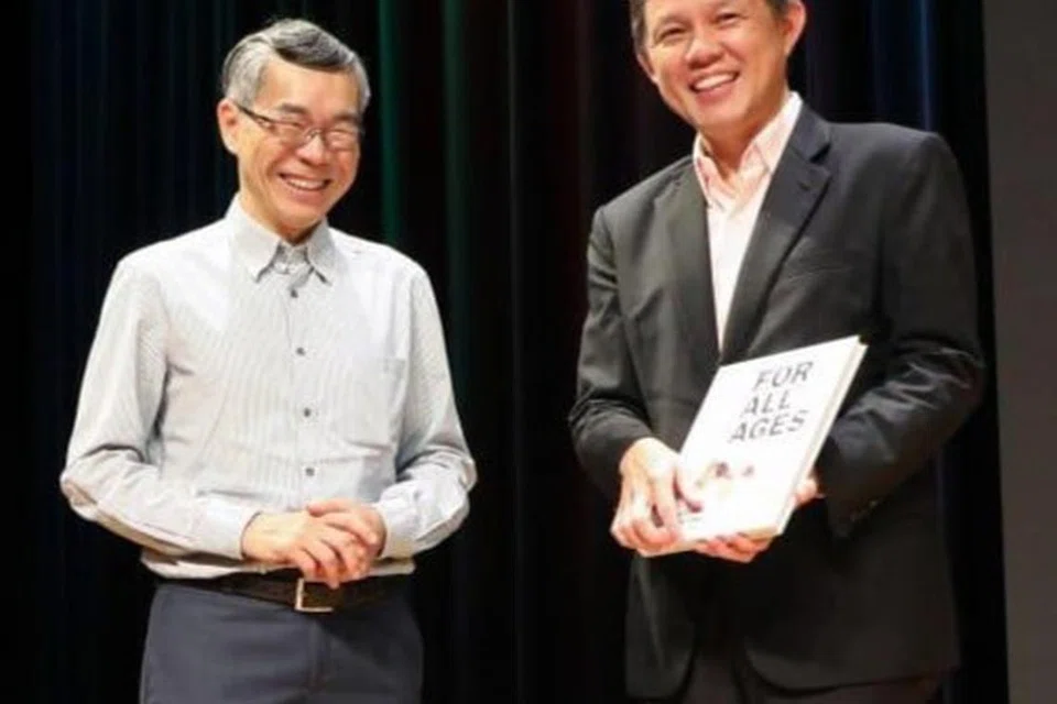 RAKAMAN SUMBANGAN SP: Menteri Pendidikan, Encik Chan Chun Sing (kanan); dan Pengetua merangkap CEO Politeknik Singapura, Encik Soh Wai Wah, di pelancaran buku ‘For All Ages, Singapore Polytechnic At Seventy’.