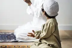 Solat perlu ditunaikan pada waktunya, mendirikannya dengan kesempurnaan serta mematuhi batasan dan aturan yang telah ditetapkan. 