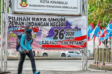 PILIHAN RAYA NEGERI: Sepanduk yang dipasang di Kota Kinabalu mengingatkan penduduk Sabah tentang tarikh dan masa Pilihan Raya Negeri. Pengundi Sabah akan memilih wakil negeri mereka esok, yang menyaksikan 73 kerusi dipertandingkan. - Foto THE STAR
