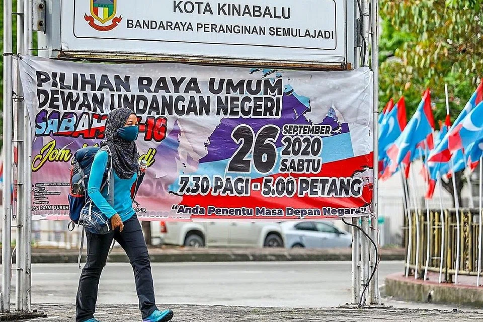 PILIHAN RAYA NEGERI: Sepanduk yang dipasang di Kota Kinabalu mengingatkan penduduk Sabah tentang tarikh dan masa Pilihan Raya Negeri. Pengundi Sabah akan memilih wakil negeri mereka esok, yang menyaksikan 73 kerusi dipertandingkan. - Foto THE STAR