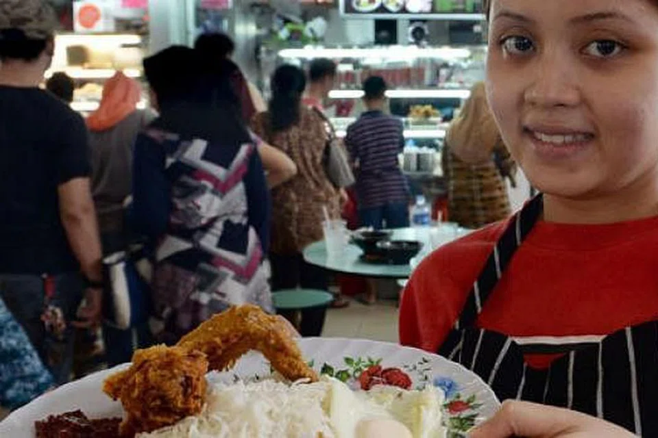 PALING POPULAR: Cik Rahayu daripada gerai Sajian Mak Dara berkata sambal yang mengambil masa sekurang-kurangnya enam jam untuk dimasak adalah bahan paling istimewa dalam nasi lemak gerainya. - Foto-foto TAUFIK A. KADER