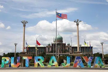LANJUTAN KAWALAN PERGERAKAN SELAMA 14 HARI: Putrajaya adalah antara kawasan yang perlu menjalani lanjutan Perintah Kawalan Pergerakan Bersyarat (PKPB) selama 14 hari lagi sehingga 9 November ini. - Foto REUTERS