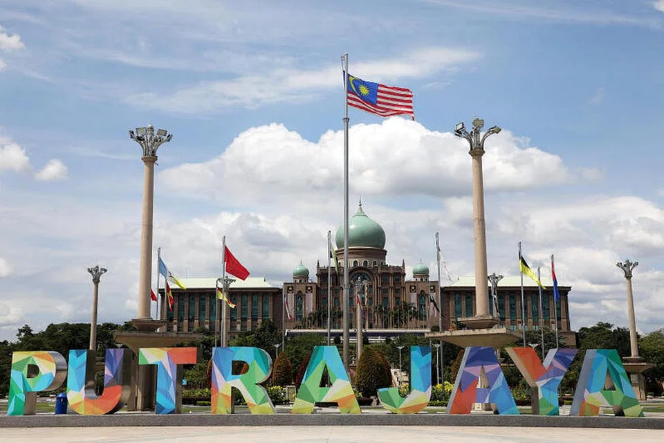 LANJUTAN KAWALAN PERGERAKAN SELAMA 14 HARI: Putrajaya adalah antara kawasan yang perlu menjalani lanjutan Perintah Kawalan Pergerakan Bersyarat (PKPB) selama 14 hari lagi sehingga 9 November ini. - Foto REUTERS