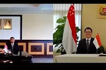 RAKAN KERJASAMA SINGAPURA: Setiausaha Tetap di Kementerian Kebudayaan, Belia dan Sukan Brunei, Pengiran Haji Mohd. Hasnan Pengiran Haji Ali Hassan (layar pertama, kanan) dan Menteri Kebudayaan, Belia dan Sukan Brunei, Mejar Jeneral (Bersara) Datuk Paduka Seri Haji Aminuddin Ihsan Pehin Orang Kaya Saiful Mulok Datuk Seri Paduka Haji Abidin sewaktu upacara menandatangani Memorandum Persefahaman (MOU) yang diadakan dalam talian - Foto KEMENTERIAN PEMBANGUNAN SOSIAL DAN KELUARGA