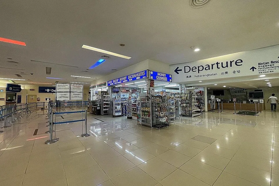 TIADA PELANGGAN: Beberapa kedai yang masih dibuka di Terminal Feri Tanah Merah. Antaranya termasuk Anua Group Money Exchangers yang menyediakan khidmat tukaran wang dan jualan barangan runcit dan juga 7-Eleven. - Foto BH oleh SITI AISYAH NORDIN 