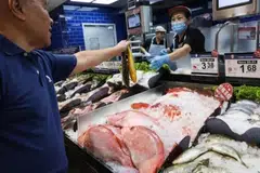 Barangan yang harganya akan dibekukan semasa tempoh Tahun Baru Cina termasuk makanan laut seperti ikan bawal Cina, udang kelabu dan ikan merah.
