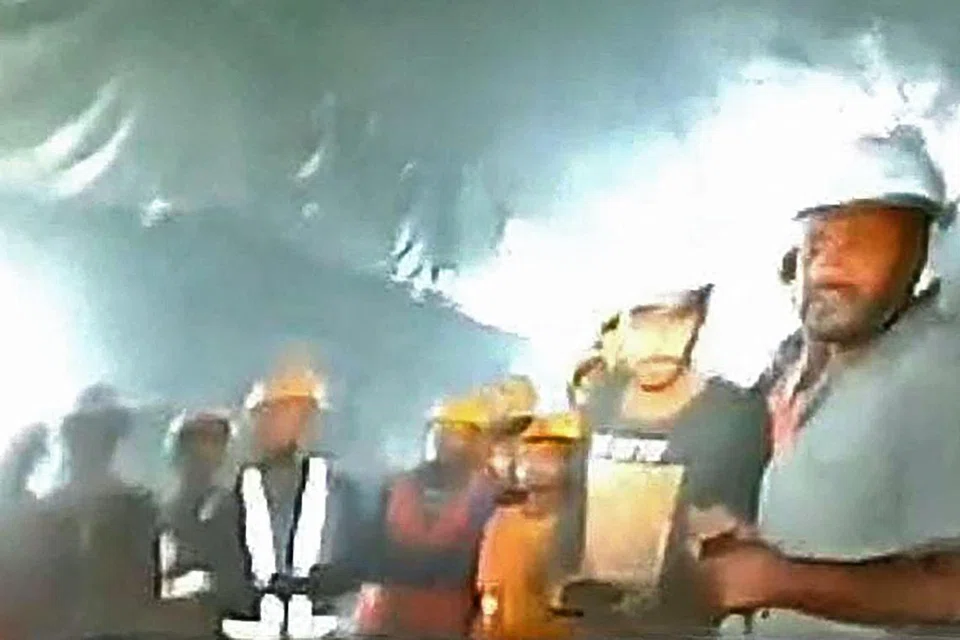 RAKAMAN VIDEO: Sebahagian daripada 41 pekerja yang terperangkap dalam sebuah terowong di negeri Uttarakhand di India dirakam buat kali pertama dalam sembilan hari pada Isnin.   