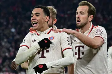Pemain tengah Bayern Munich, Jamal Musiala (kiri), meraikan jaringan beliau semasa menentang Leverkusen bersama penyerang Bayern, Harry Kane. 