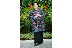 'SIMPAN' ALBUM DULU: Adibah Noor (gambar atas) sebenarnya sudah menyiapkan sebuah album penuh dengan lapan lagu duet bersama artis-artis popular Malaysia, Adibah Noor lebih rela menyimpan saja album itu daripada dilancarkan dan melihat ia 'dipergunakan' secara percuma oleh sesiapa sekali pun. - Foto NUR DIYANA TAHA