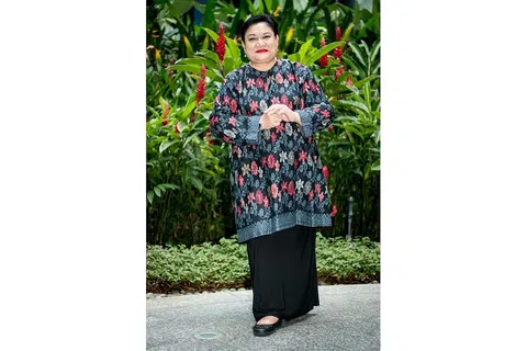'SIMPAN' ALBUM DULU: Adibah Noor (gambar atas) sebenarnya sudah menyiapkan sebuah album penuh dengan lapan lagu duet bersama artis-artis popular Malaysia, Adibah Noor lebih rela menyimpan saja album itu daripada dilancarkan dan melihat ia 'dipergunakan' secara percuma oleh sesiapa sekali pun. - Foto NUR DIYANA TAHA