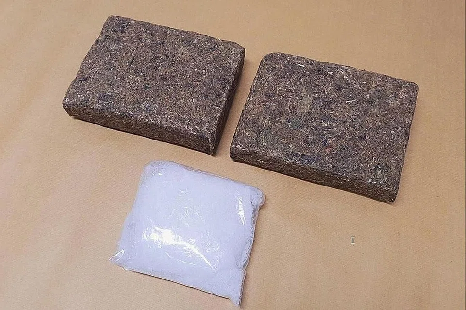 JAYA DIRAMPAS: Sebanyak 323 gram Ice dan dua kilogram ganja dirampas oleh Biro Narkotik Pusat (CNB) selepas seorang warga Singapura berusia 63 tahun di tangkap kelmarin di Edgefield Plains di Punggol. - Foto CNB