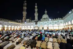 AJAR ISLAM SEDERHANA: Solat qiamullail di Masjid Al-Azhar, yang merupakan sebahagian daripada Universiti Al-Azhar di Kahirah. Menurut pelajar Al-Azhar, universiti itu mengajar Islam sederhana, atau wasatiyyah, dan mereka didedahkan kepada pelbagai mazhab dan bahkan aliran bukan Sunah. - Foto AFP