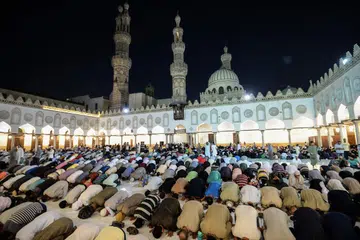 AJAR ISLAM SEDERHANA: Solat qiamullail di Masjid Al-Azhar, yang merupakan sebahagian daripada Universiti Al-Azhar di Kahirah. Menurut pelajar Al-Azhar, universiti itu mengajar Islam sederhana, atau wasatiyyah, dan mereka didedahkan kepada pelbagai mazhab dan bahkan aliran bukan Sunah. - Foto AFP