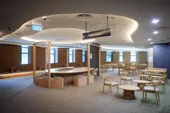 RUANG MEMBACA: Pavilion Bunyi, atau ‘Sound Pavilion’, membolehkan pengunjung berehat dan membaca di kawasan tempat duduk di Perpustakaan Bukit Batok yang baru diubah suai. 
