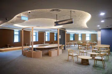 RUANG MEMBACA: Pavilion Bunyi, atau ‘Sound Pavilion’, membolehkan pengunjung berehat dan membaca di kawasan tempat duduk di Perpustakaan Bukit Batok yang baru diubah suai. 