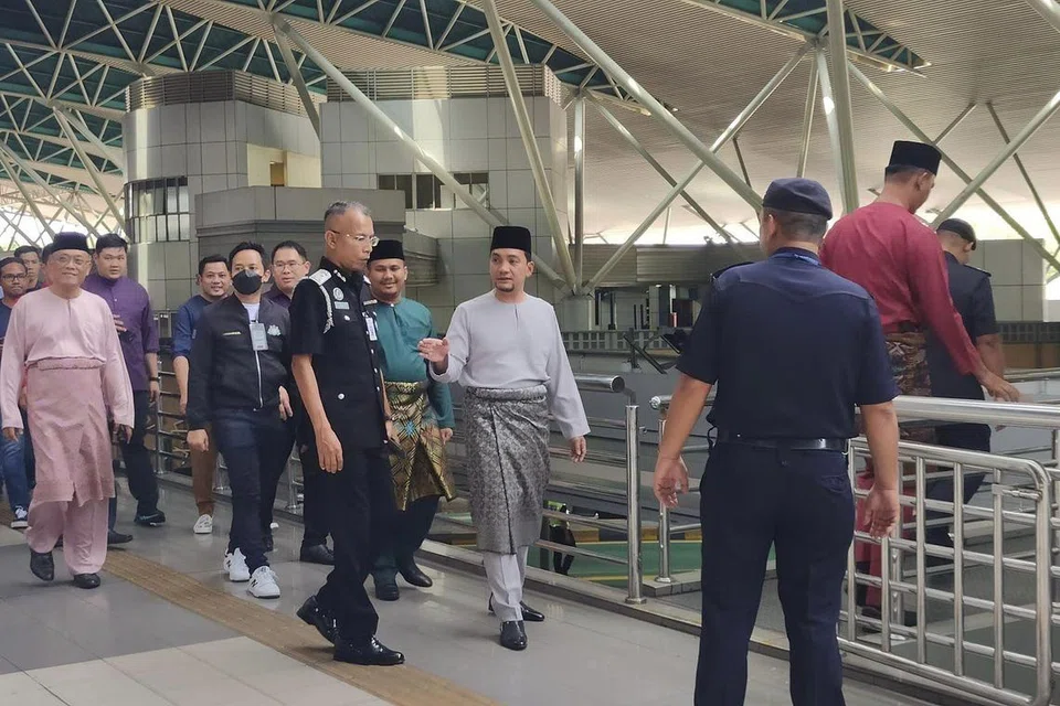 TANGANI KESESAKAN: Datuk Onn Hafiz (berbaju kurung kelabu) telah melakukan 70 kali lawatan ke CIQ di Tambak Johor dan Link Kedua untuk tinjau isu kesesakan  di kededua pusat pemeriksaan itu.