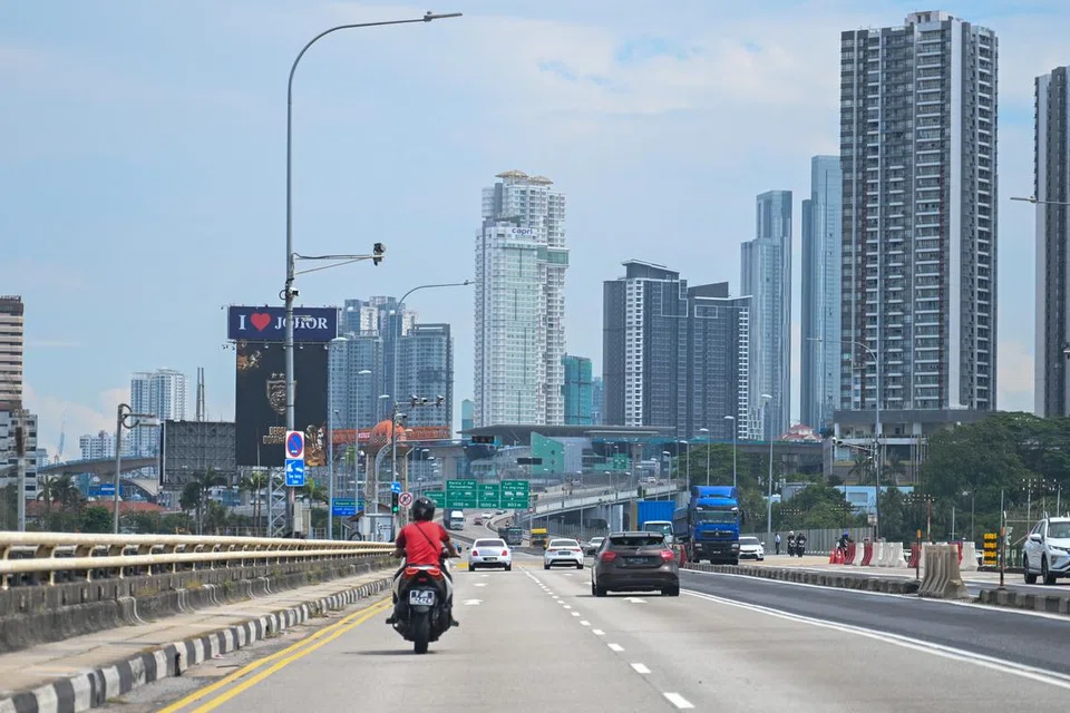 Keadaan trafik untuk memasuki Johor melalui dua pusat pemeriksaan darat di Tuas dan Woodlands kelihatan lancar dan lengang pada 1 Oktober berikutan pelaksanaan syarat Permit Masuk Kenderaan (VEP) untuk kenderaan berdaftar asing yang memasuki Malaysia. 