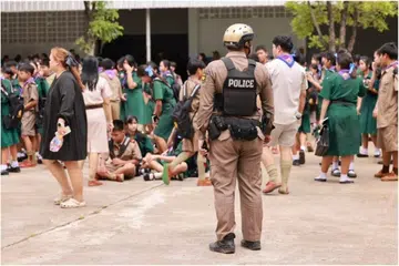 Seorang pelajar 14 tahun ditahan selepas melepaskan lapan das tembakan di sebuah sekolah di wilayah Kamphaeng Phet, Thailand, pada 2 September. Remaja itu dipercayai menggunakan pistol Glock 9mm milik bapanya dan didakwa mencari seorang guru wanita yang disyaki menjadi sasarannya. Tiada pelajar atau guru cedera parah, manakala seorang pengawal keselamatan mengalami kecederaan ringan.