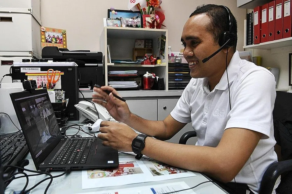 SEDIA BERKHIDMAT: Bakal AP GRC Chua Chu Kang, Encik Zhulkarnain Abdul Rahim sudah mula menjawab e-mel dan menangani kes-kes penduduk secara dalam talian sejak Sabtu lalu. - Foto BH oleh KHALID BABA