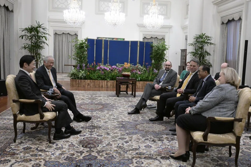 Perdana Menteri, Encik Lawrence Wong (kiri), bersama Menteri Pertahanan, Dr Ng Eng Hen (dua dari kiri); mengadakan pertemuan dengan Ketua Pengarah (Dasar Keselamatan) Britain, Encik Paul Wyatt (empat dari kanan); Timbalan Perdana Menteri merangkap Menteri Pertahanan Australia, Encik Richard Marles (tiga dari kanan); Menteri Pertahanan Malaysia, Datuk Seri Mohamed Khaled Nordin (dua dari kanan); dan Menteri Pertahanan New Zealand, Cik Judith Collins KC (kanan).
