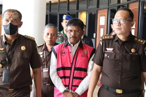 DIDAPATI BERSALAH: Bekas menteri komunikasi Indonesia, Johnny G. Plate, mengenakan jaket merah jambu yang dipakai oleh suspek kes rasuah, ketika tiba di Pejabat Peguam Negara pada Mei 2023. Dia disyaki terlibat dalam kes rasuah berkaitan projek telekomunikasi sehingga menyebabkan Indonesia menanggung kerugian.