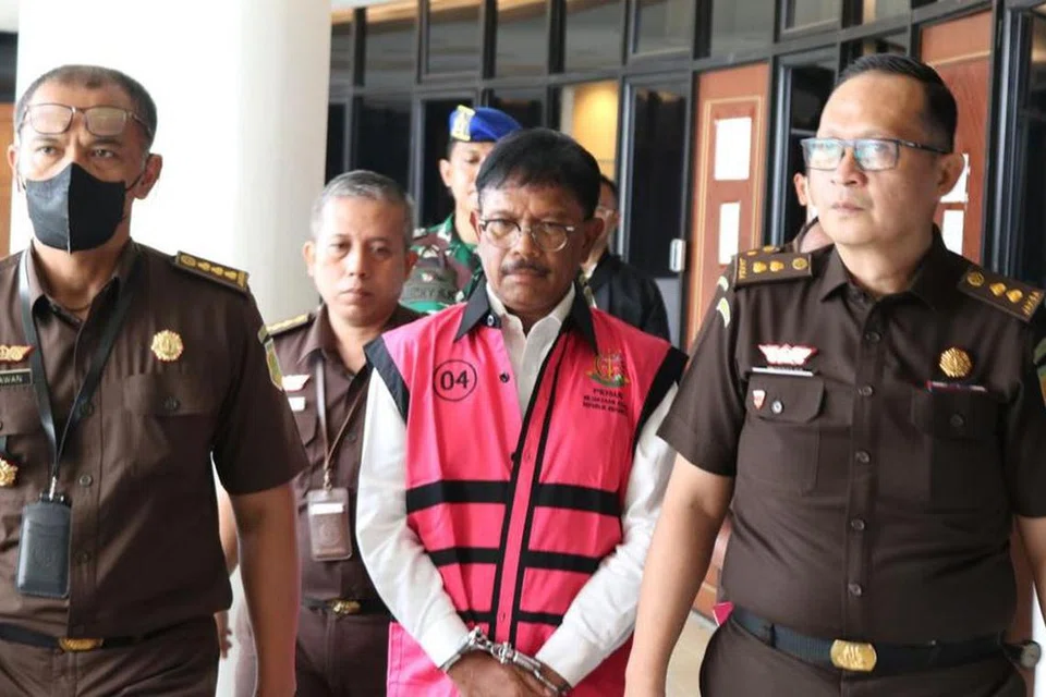 DIDAPATI BERSALAH: Bekas menteri komunikasi Indonesia, Johnny G. Plate, mengenakan jaket merah jambu yang dipakai oleh suspek kes rasuah, ketika tiba di Pejabat Peguam Negara pada Mei 2023. Dia disyaki terlibat dalam kes rasuah berkaitan projek telekomunikasi sehingga menyebabkan Indonesia menanggung kerugian.