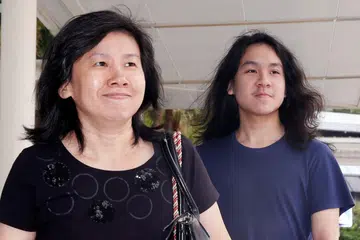 Amos Yee tiba bersama ibunya di Mahkamah Negara pada Rabu (28 Sep). 