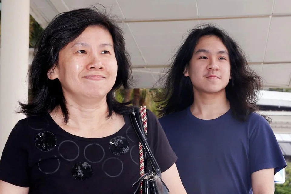 Amos Yee tiba bersama ibunya di Mahkamah Negara pada Rabu (28 Sep). 
