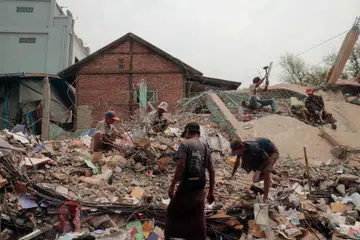 Orang ramai menggeledah runtuhan bangunan yang telah musnah di Mandalay pada 5 April 2025, susulan gempa bumi pada 28 Mac lalu. Gempa bumi cetek bermagnitud 7.7 itu meranapkan bangunan di seluruh Myanmar, mengorbankan lebih 3,000 nyawa dan menyebabkan ribuan lagi kehilangan tempat tinggal.