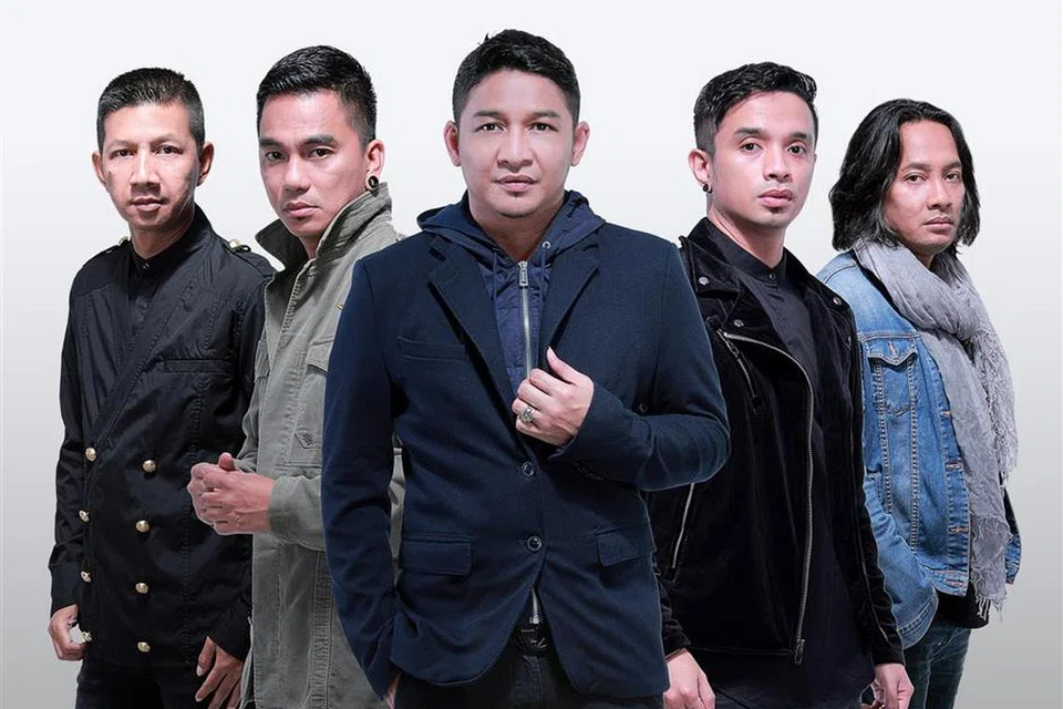 JANJIKAN KELAINAN: Kumpulan Ungu yang diterajui Pasha (tengah) akan tampilkan 27 lagu sejajar dengan usia band ini berdiri.