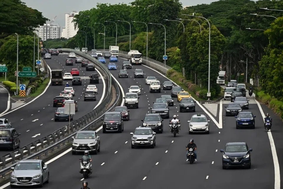 Di bawah langkah baharu itu, pemandu bukan dalam tempoh percubaan yang melanggar lampu isyarat merah – 12 mata – semasa memandu laju – enam mata – akan digantung lesen serta-merta.
