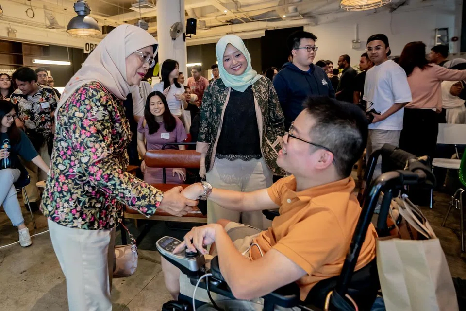Puan Halimah dan Cik Rahayu Mahzam berinteraksi dengan hadirin pelbagai latar belakang yang hadir semasa sesi pertama Siri Jauhari.