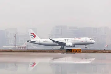 Pesawat komersial C919 itu, yang boleh memuatkan 164 penumpang, telah diserahkan secara rasmi kepada China Eastern Airlines semasa satu majlis di lapangan terbang di Shanghai.
