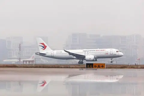 Pesawat komersial C919 itu, yang boleh memuatkan 164 penumpang, telah diserahkan secara rasmi kepada China Eastern Airlines semasa satu majlis di lapangan terbang di Shanghai.