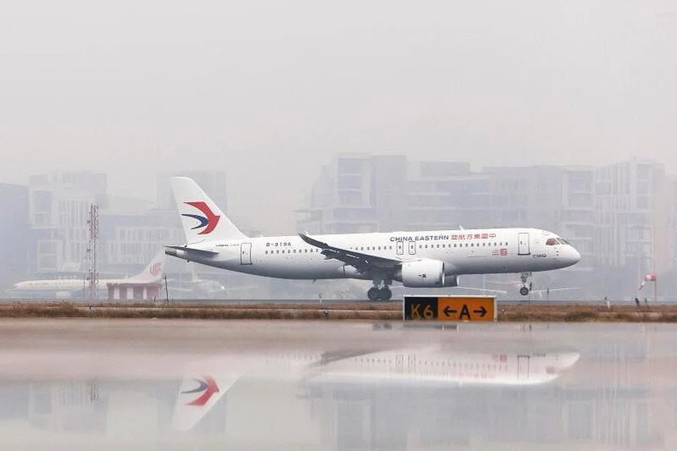 Pesawat komersial C919 itu, yang boleh memuatkan 164 penumpang, telah diserahkan secara rasmi kepada China Eastern Airlines semasa satu majlis di lapangan terbang di Shanghai.