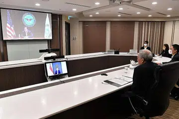 BINCANG PELBAGAI ISU: Dalam sidang video, Menteri Pertahanan, Dr Ng Eng Hen (atas), dan Setiausaha Pertahanan Amerika Syarikat, Encik Mark Esper, turut membincangkan secara meluas tentang pelbagai perkembangan geopolitik dan serantau, termasuk pentingnya membentuk pertahanan serantau bagi menangani ancaman yang dihadapi bersama, seperti Covid-19 dan pengganasan. - Foto MINDEF