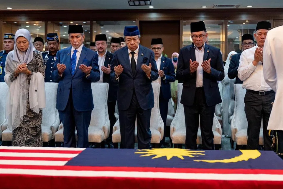 Sultan Selangor, Sultan Sharafuddin Idris Shah (tiga dari kiri) dan Yang Dipertua Negeri Sarawak, Tun Wan Junaidi Tuanku Jaafar (dua dari kiri) bersama Perdana Menteri, Datuk Seri Anwar Ibrahim (dua dari kanan), memberi penghormatan terakhir kepada Allahyarham Tun Abdul Taib Mahmud, di Pangkalan Tentera Udara di Subang, Selangor.   