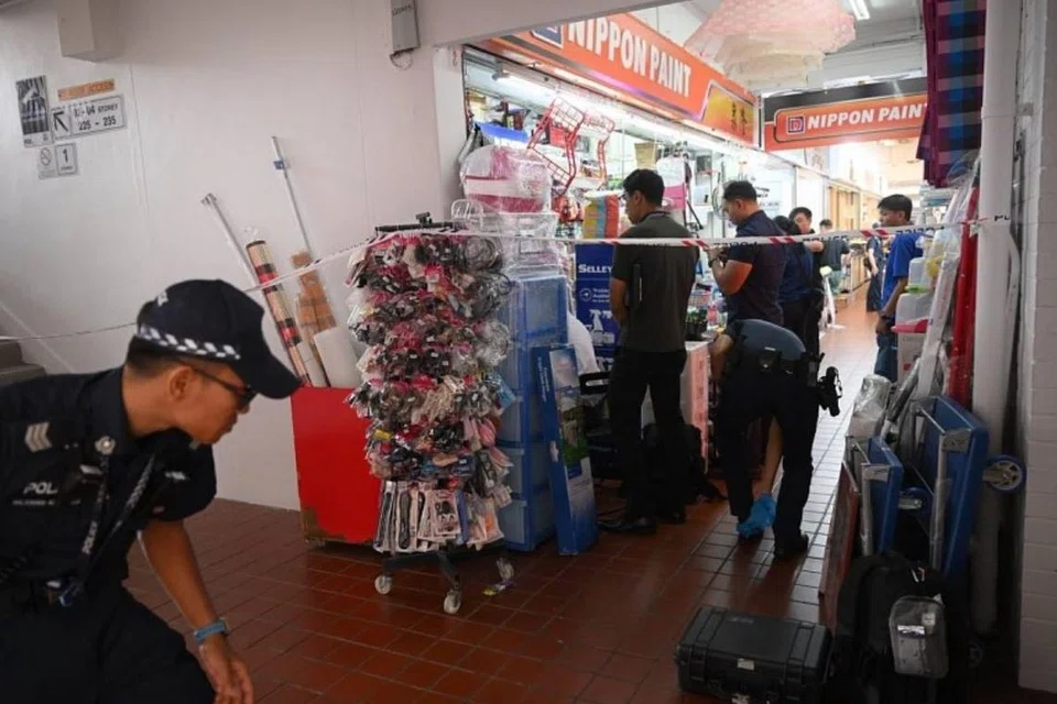 Saksi berkata, paramedik berada di tempat kejadian beberapa minit kemudian sementara pegawai polis bersenjata mengawal kawasan itu.